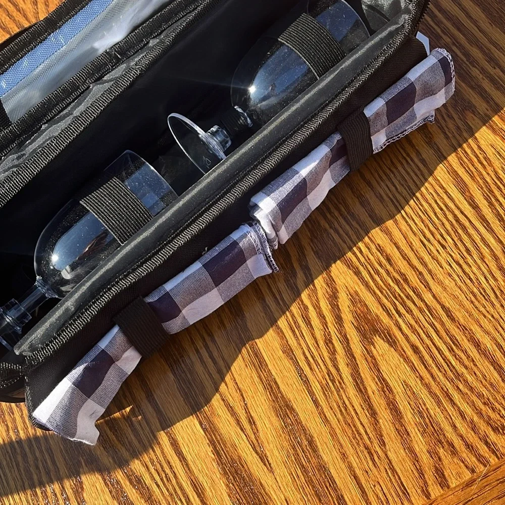 Black Travel Case wine case with bottle opener - Picture 3 of 4